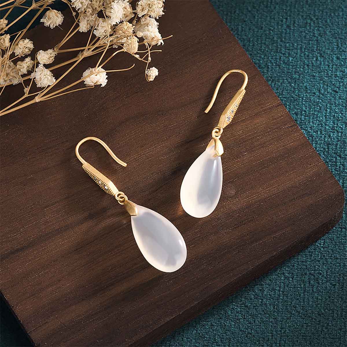 Pendientes de estilo chino clásico, aretes de qipao con aguja de plata 925, con gotas naturales de ágata y cuarzo chalcedonia.
