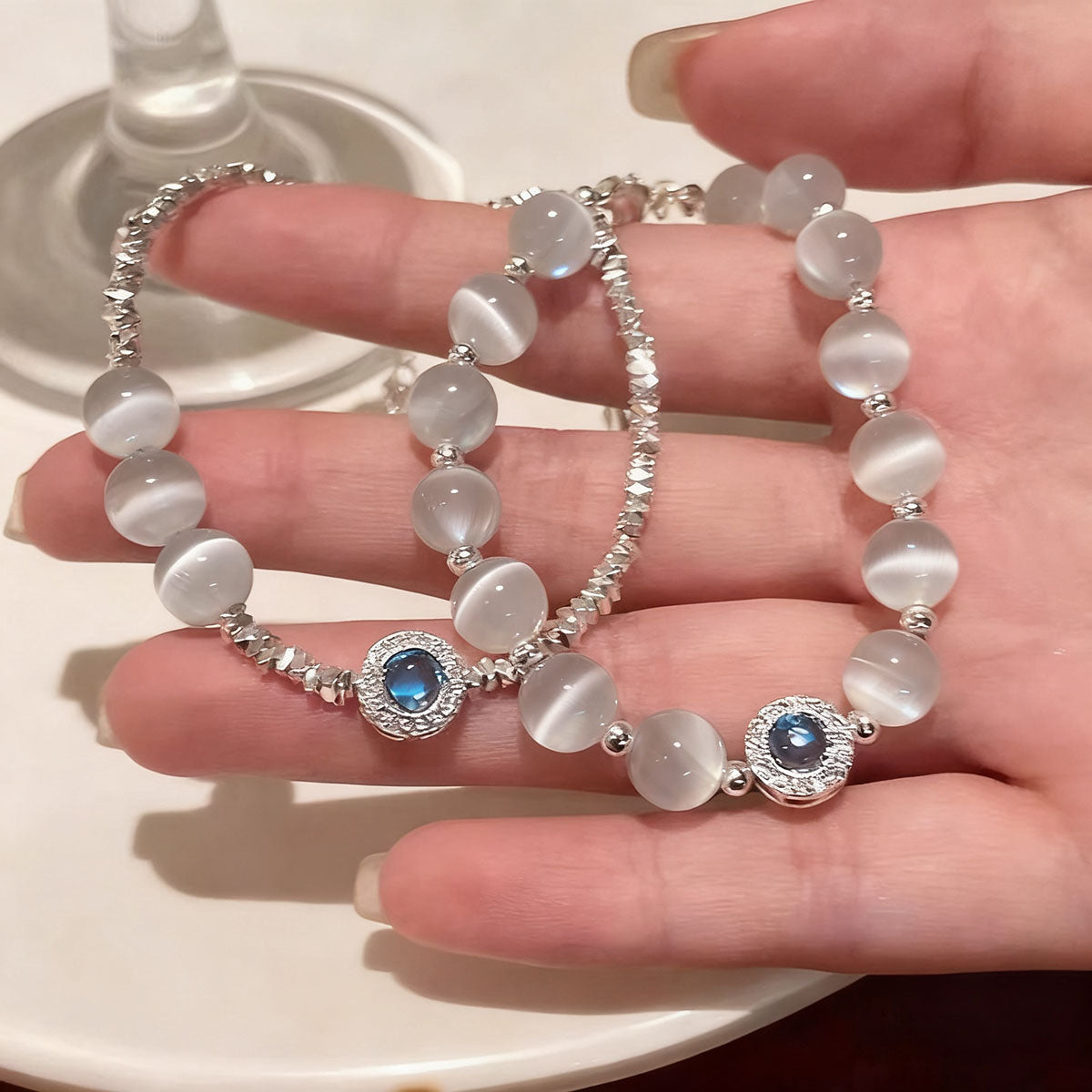 Pulsera de cuentas de ojo de gato y plata aplastada, ligera de lujo, delicada y exclusiva, accesorio de moda para mujeres con estilo, versátil y de alta gama.