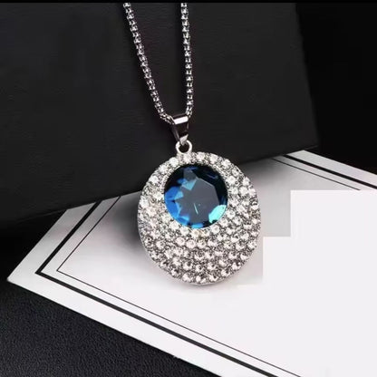 Gargantilla de Moda: Un collar largo con un toque de lujo contemporáneo, un accesorio único y versátil para la temporada.