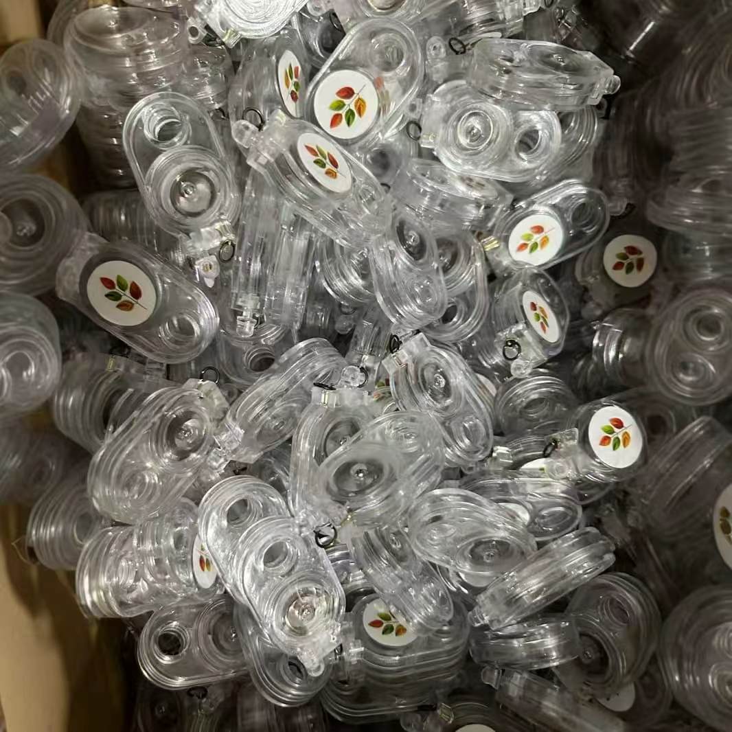 Cheie retractabilă multifuncțională pentru exterior, cu revenire controlată și fixare rapidă, previne pierderea și se atașează instant la rucsac sau încheietură.